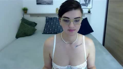 Snapshot of amylexy chatting on September 2025 04:01:01 PM Hi there guys  My pleasure in your hands  pvt is open online show from September 2025 04:01:01 PM