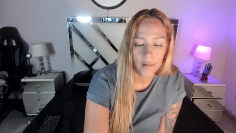 Snapshot of anahii_jones chatting on February 2025 07:59:01 PM Anah Jones online show from February 2025 07:59:01 PM