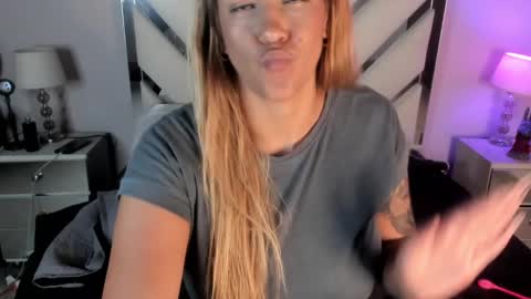 Snapshot of anahii_jones chatting on February 2025 02:14:01 AM Anah Jones online show from February 2025 02:14:01 AM