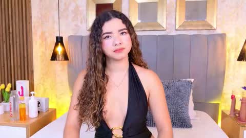 Mia online show from December 2025 12:21:02 PM