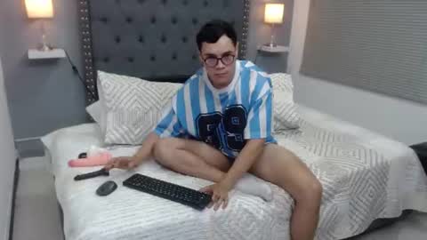 Snapshot of andy_estevez chatting on July 2026 08:37:01 PM ANDY ESTEVEZ online show from July 2026 08:37:01 PM