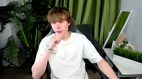 Snapshot of andyjey_ chatting on June 2026 07:07:01 PM Mandy and Andy online show from June 2026 07:07:01 PM
