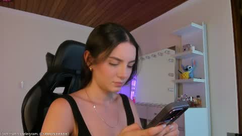Snapshot of anelisse_ chatting on August 2026 02:54:01 AM online show from August 2026 02:54:01 AM