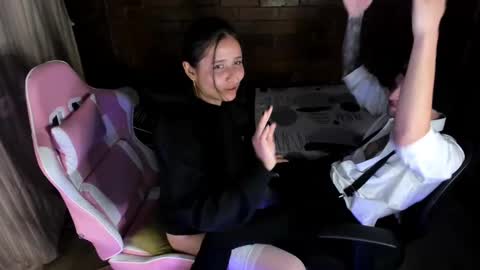 Snapshot of angel_and_yessi chatting on January 2025 06:01:02 AM Angel y Yessi online show from January 2025 06:01:02 AM