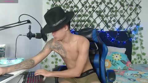 Snapshot of angel_latinguy chatting on November 2025 09:06:02 PM Angel online show from November 2025 09:06:02 PM