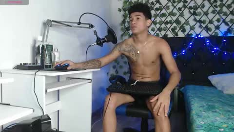 Snapshot of angel_latinguy chatting on November 2025 10:01:02 PM Angel online show from November 2025 10:01:02 PM