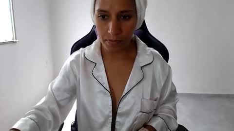 Snapshot of angelitaa_hot chatting on May 2026 02:22:02 PM angela online show from May 2026 02:22:02 PM