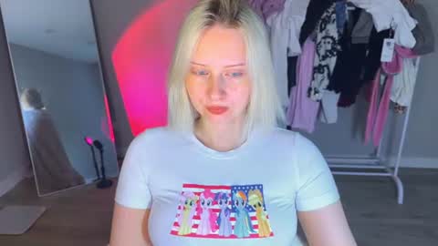 Snapshot of angellisss chatting on June 2026 11:16:01 AM Cutie online show from June 2026 11:16:01 AM