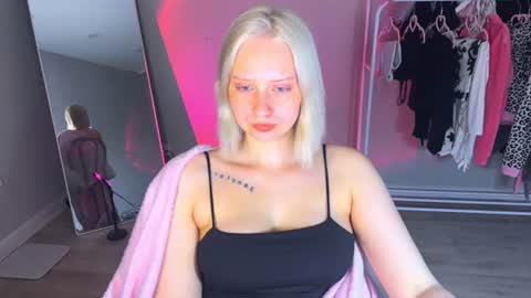 Snapshot of angellisss chatting on July 2026 03:49:02 PM Cutie online show from July 2026 03:49:02 PM