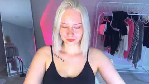 Snapshot of angellisss chatting on July 2026 11:24:01 AM Cutie online show from July 2026 11:24:01 AM