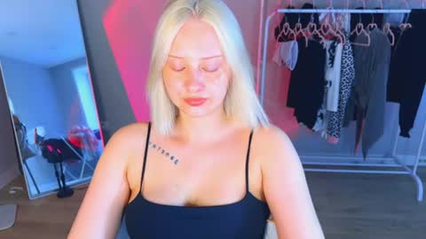 Snapshot of angellisss chatting on July 2026 11:27:02 AM Cutie online show from July 2026 11:27:02 AM