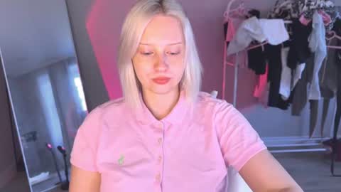 Snapshot of angellisss chatting on August 2026 12:32:02 PM Cutie online show from August 2026 12:32:02 PM