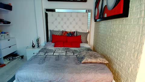 laura  online show from September 2025 11:07:01 PM