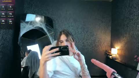 Snapshot of anjella_botton chatting on May 2026 06:35:02 PM Angel online show from May 2026 06:35:02 PM