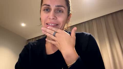 Anna online show from November 2025 08:20:02 PM