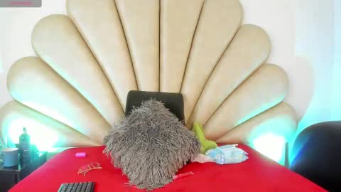 Anna  online show from March 2025 12:52:02 PM