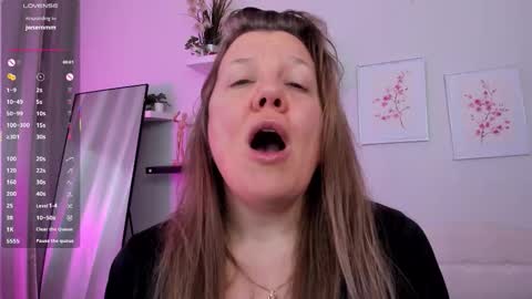 Snapshot of anna_bones chatting on September 2025 05:53:02 AM Anna online show from September 2025 05:53:02 AM