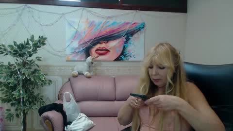 Snapshot of anna_ditrih chatting on January 2025 01:04:02 PM Anna Ditrih online show from January 2025 01:04:02 PM