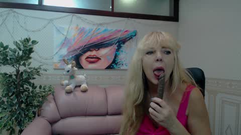 Snapshot of anna_ditrih chatting on January 2025 01:13:01 PM Anna Ditrih online show from January 2025 01:13:01 PM