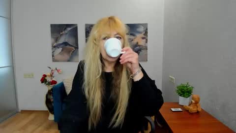 Anna Ditrih online show from March 2026 11:33:02 AM