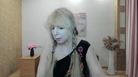 Anna Ditrih online show from April 2026 11:51:02 AM