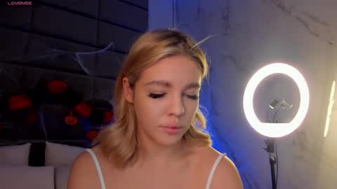 Anna online show from October 2025 01:52:02 AM