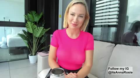 Snapshot of anna_royale chatting on February 2025 04:22:01 AM Anna online show from February 2025 04:22:01 AM