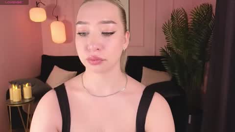 Snapshot of annabelle_art chatting on December 2024 05:06:02 PM Annabelle online show from December 2024 05:06:02 PM