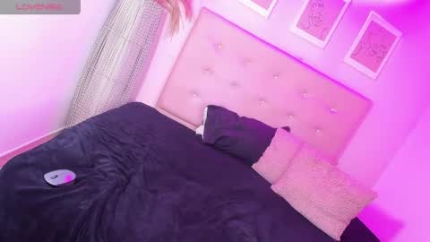 annie_dolce_ online show from April 2026 10:43:01 PM