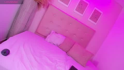 annie_dolce_ online show from April 2026 10:11:01 PM