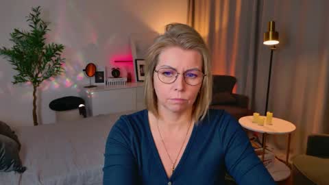 Snapshot of annielight chatting on April 2026 07:17:02 AM Annie online show from April 2026 07:17:02 AM