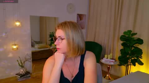 Snapshot of annielight chatting on May 2026 08:20:01 AM Annie online show from May 2026 08:20:01 AM