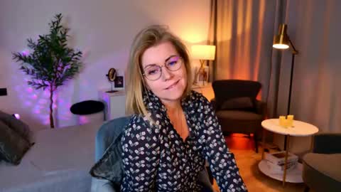 Snapshot of annielight chatting on May 2026 06:53:01 AM Annie online show from May 2026 06:53:01 AM