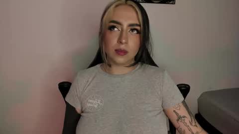 Annika online show from November 2025 10:01:02 PM