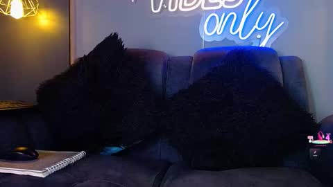 anny_loves online show from February 2026 06:08:01 PM