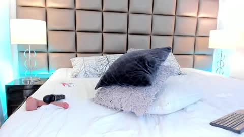 Snapshot of annyhizzle chatting on February 2025 12:27:02 AM online show from February 2025 12:27:02 AM