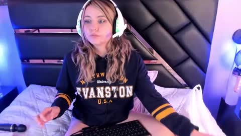 My name is Andrea  thumb up me please its important online show from December 2024 11:16:02 PM