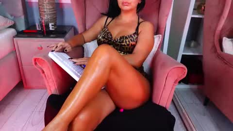 Snapshot of aqueenmonica chatting on September 2025 06:37:01 AM AQueenMonica online show from September 2025 06:37:01 AM