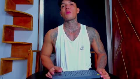 Snapshot of aquiles_elpapi chatting on April 2026 06:30:01 AM AquilesElpapi online show from April 2026 06:30:01 AM