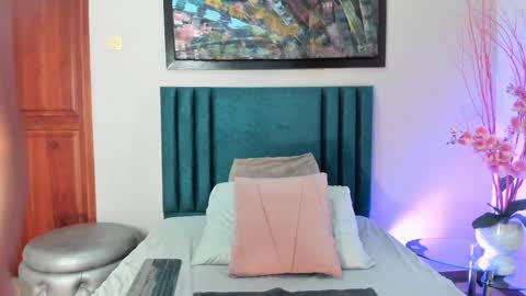 AriadnaHolt online show from November 2025 02:15:01 PM