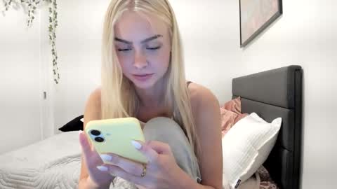 Snapshot of ariah_is_blonde chatting on May 2026 11:21:01 PM Ariah online show from May 2026 11:21:01 PM