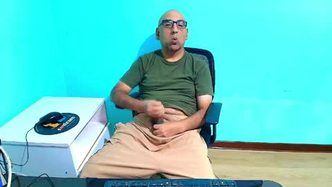 Snapshot of arnelux72 chatting on April 2026 05:21:02 AM arnelux72 online show from April 2026 05:21:02 AM