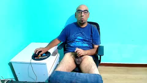 Snapshot of arnelux72 chatting on June 2026 06:42:02 AM arnelux72 online show from June 2026 06:42:02 AM