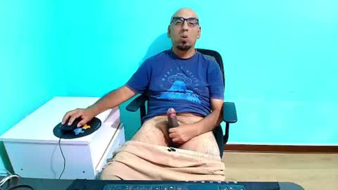 Snapshot of arnelux72 chatting on June 2026 06:29:02 AM arnelux72 online show from June 2026 06:29:02 AM