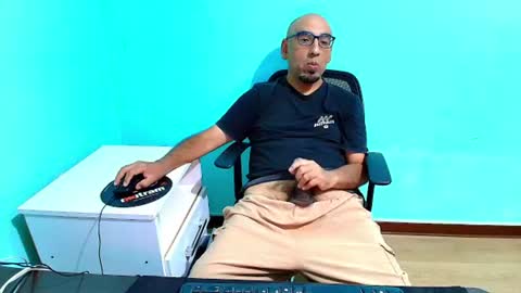 Snapshot of arnelux72 chatting on June 2026 05:30:02 AM arnelux72 online show from June 2026 05:30:02 AM