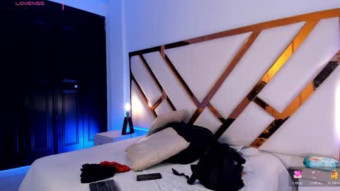 Aron cruz  online show from April 2026 01:39:02 PM