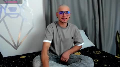 Snapshot of aron_santoro1 chatting on December 2024 11:33:02 PM Aron Santoro online show from December 2024 11:33:02 PM