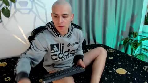 Snapshot of aron_santoro1 chatting on January 2025 02:25:01 AM Aron Santoro online show from January 2025 02:25:01 AM