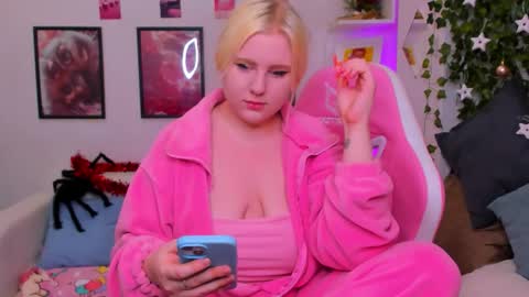 art_lovee_ online show from December 2025 01:12:02 AM