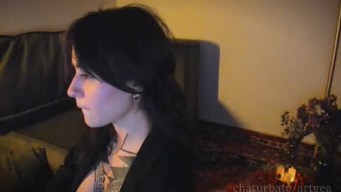 Linda  independent model artgeea online show from November 2025 12:22:01 AM